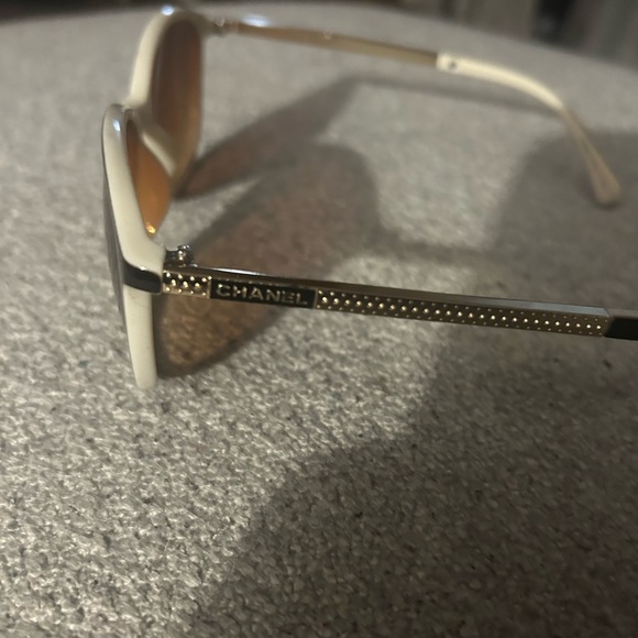 Copy.Chanel White Sunglasses used but in great condition. - Picture 1 of 4